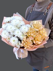 Букет с розами и хризантемами &laquo;Солнце и луна&raquo; (М)
