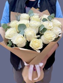 Букет из 15 белых роз с эвкалиптом