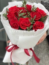 Букет из 9 бордовых роз с зеленью