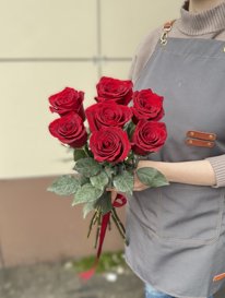 7 красных роз
