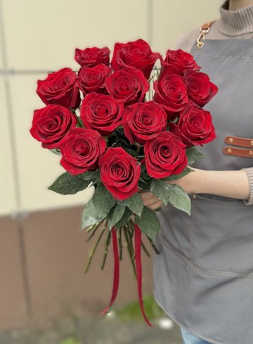15 красных роз