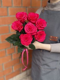 7 розовых роз