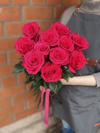 11 розовых роз