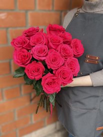15 розовых роз