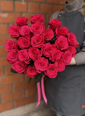 25 розовых роз